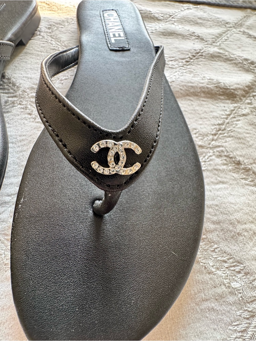 Black CC Chanel sandals / flip flops - Picture 5 of 7